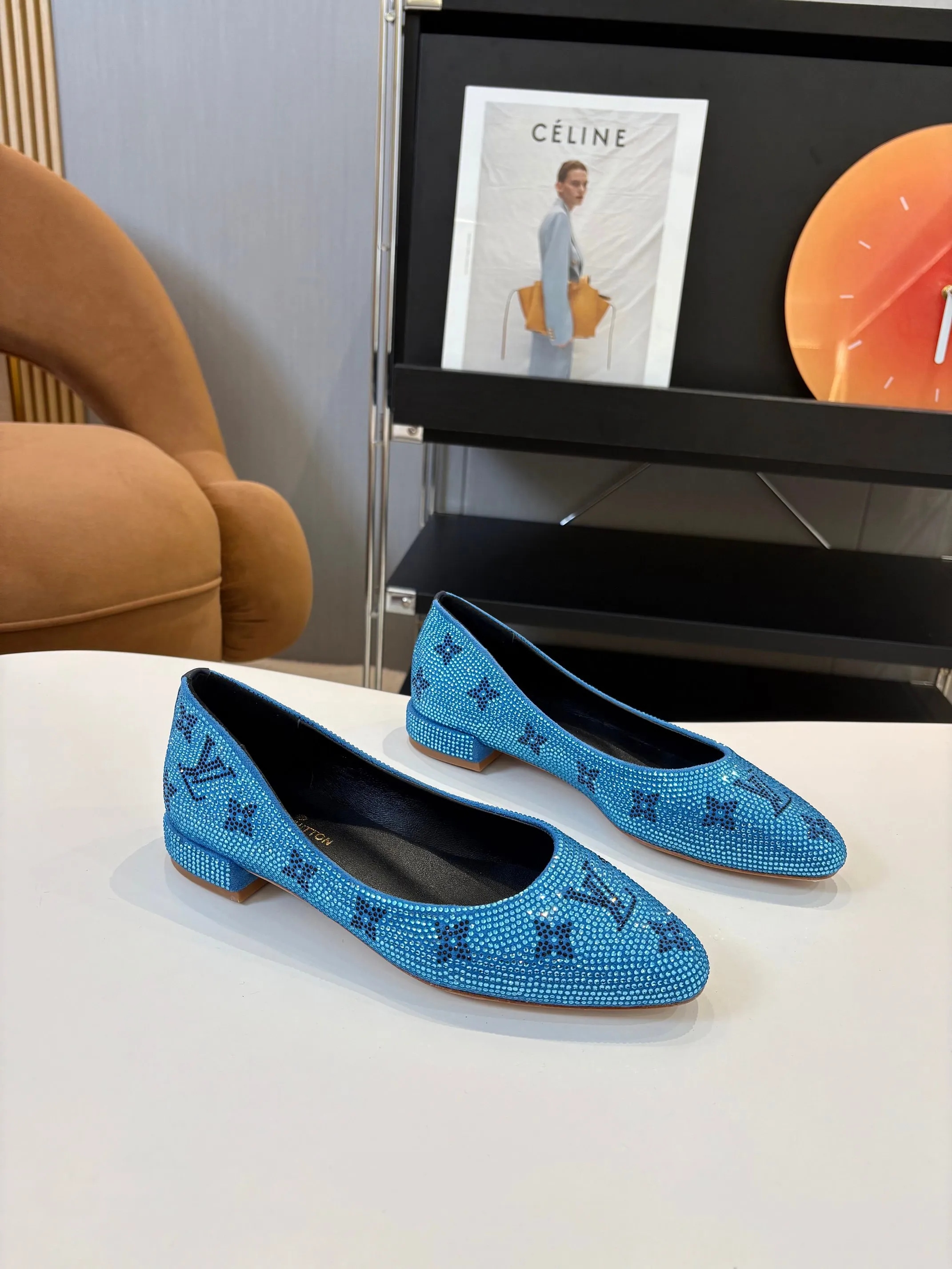 👟👟Ex-factory price 520👟👟 Louis Vuitton Louis Vuitton, 2025 flat shoes, modern and fashionable in one! Meet love when you turn a corner, release a strong aura like a queen, and capture everyone's attention instantly! Fabric: LV classic presbyopia + glittering diamonds + Yang Jing Lining/foot pads: imported lambskin leather outsole Size number: 35-41